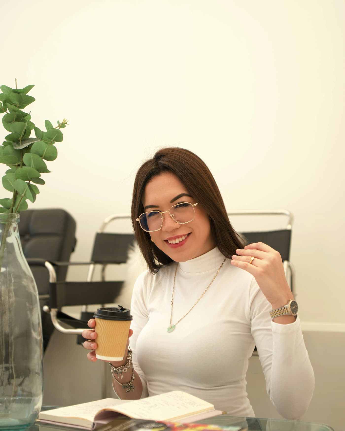 Hanna en su espacio de trabajo con un café